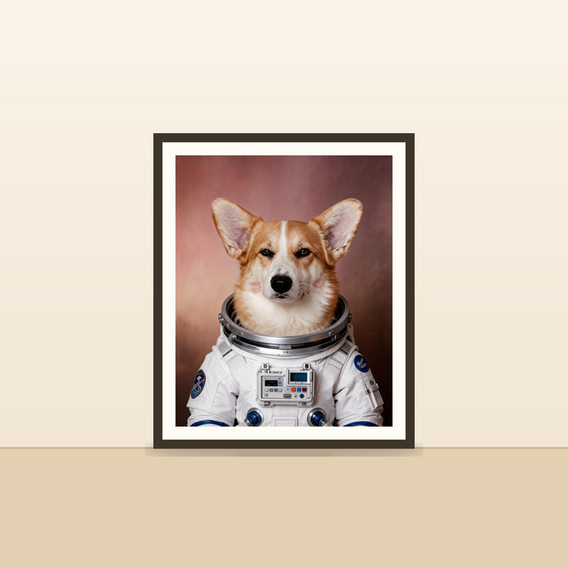 L'Astronaute — portrait d'animal sur-mesure encadre, pose contre un mur